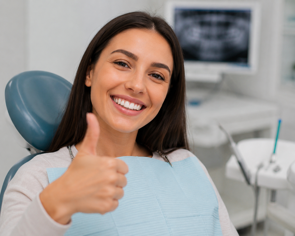 Nasmejana pacientka na zobozdravniškem stolu v ordinaciji partnerske klinike BV Dental Solutions