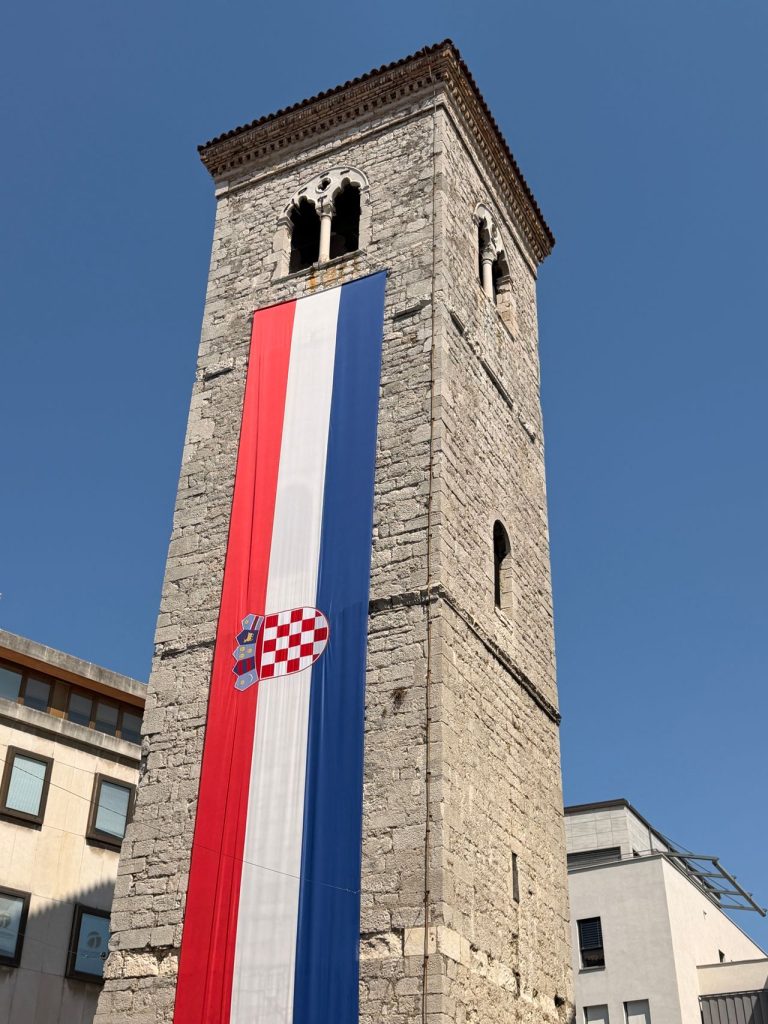 Hrvaška zastava, obešena na kamnit zvonik