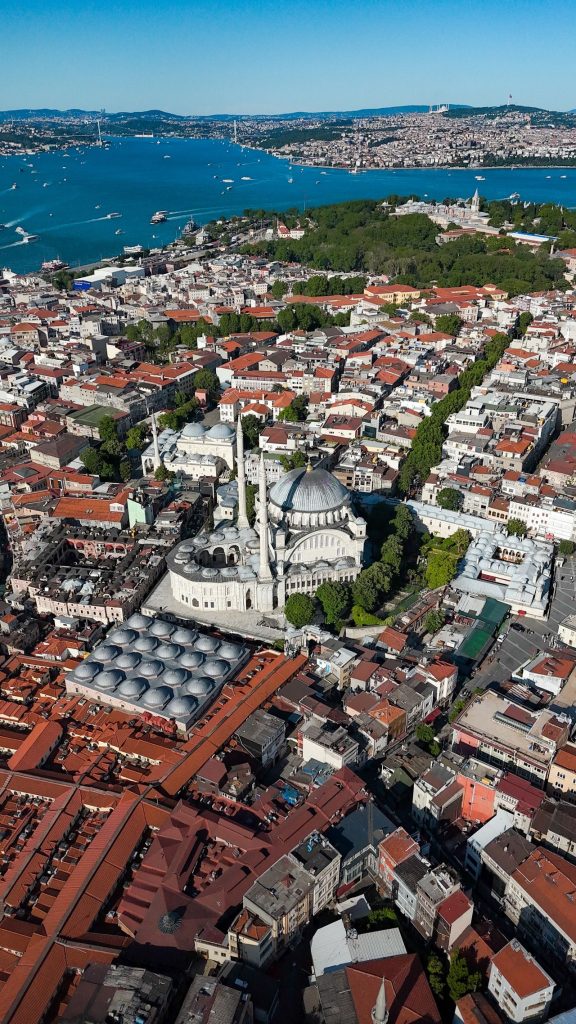 Letalski pogled na Istanbul z mošejo in strehami starega mestnega jedra